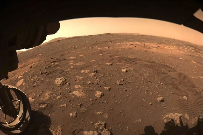 美国宇航局的“毅力号”探测车在火星上踏出第一步 传回首张足迹照
