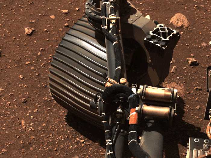 美国宇航局的“毅力号”探测车在火星上踏出第一步 传回首张足迹照