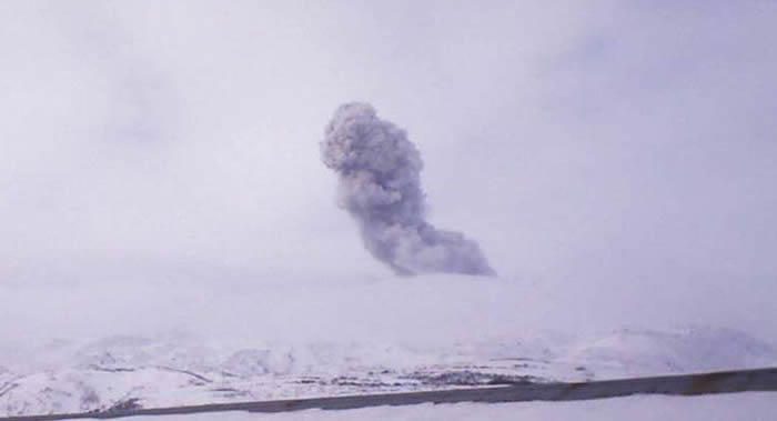 俄罗斯北千岛群岛的埃别科火山25日喷发出高达2千米的火山灰柱