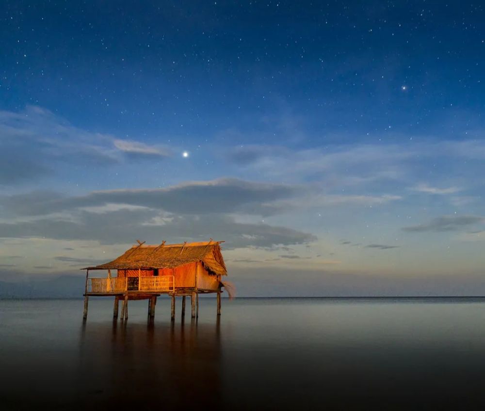 巴布亚新几内亚新不列颠岛Tamuniai村木桩上的屋子(版权 Marc_Dozier)。《自然》供图