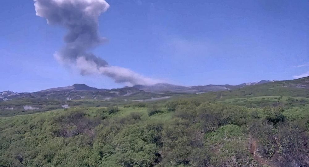 俄罗斯千岛群岛帕拉穆希尔岛的埃别科火山喷发出高达3200米的灰柱