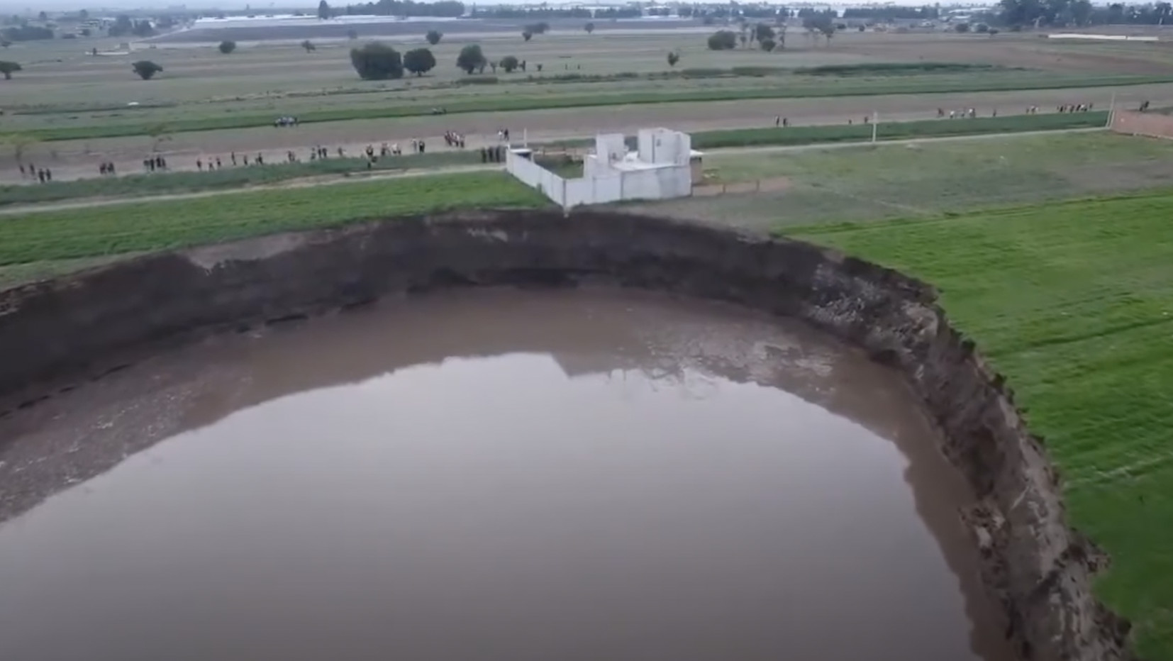 ī�����в�С����ũ��ͻȻ���ݳ�һ���޴����