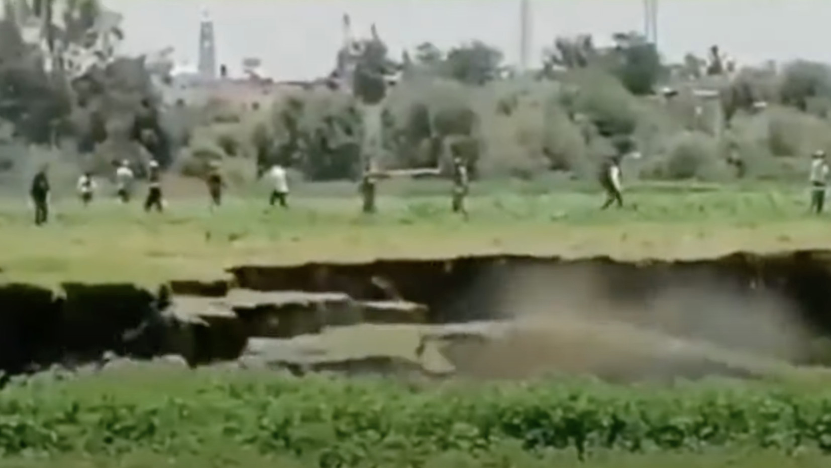 ī�����в�С����ũ��ͻȻ���ݳ�һ���޴����