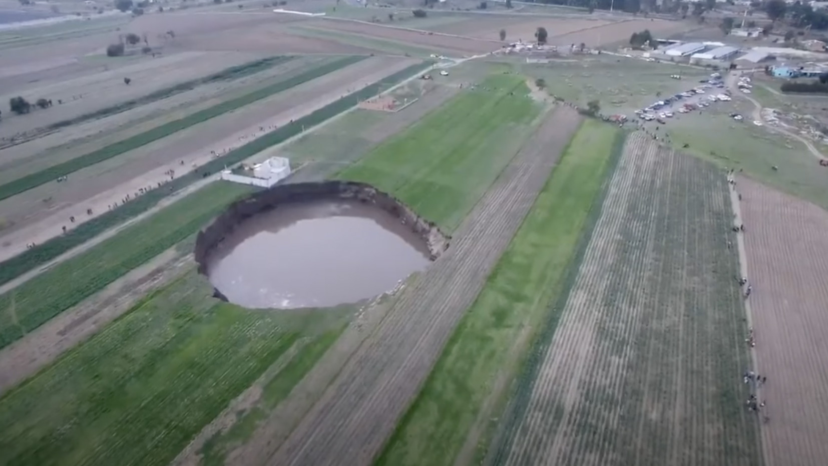 ī�����в�С����ũ��ͻȻ���ݳ�һ���޴����