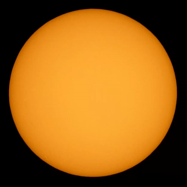 NASA摄影师Joel kowsky捕捉到国际空间站在太阳前面穿过的壮丽景色