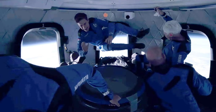 世界首富亚马逊创始人贝佐斯搭乘新雪帕德火箭成太空飞行返回地面
