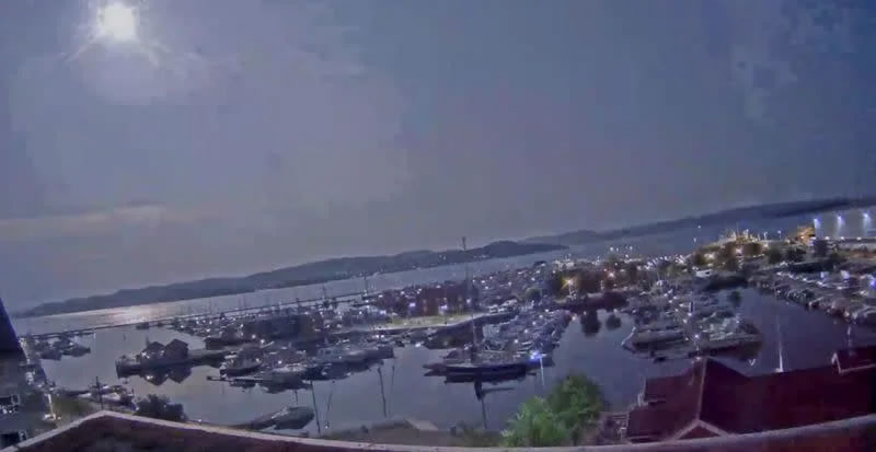 异常巨大的火流星划过挪威夜空 坠落在首都奥斯陆西部森林