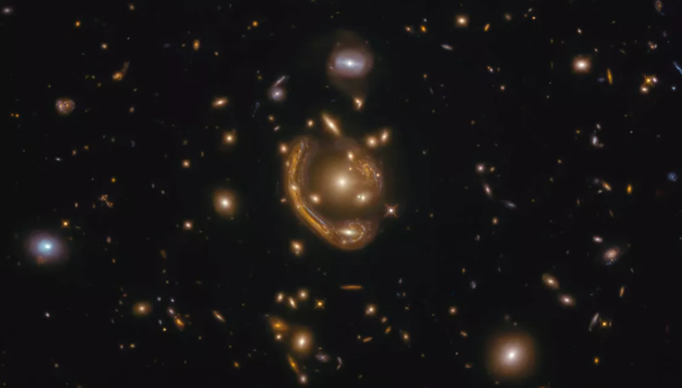 天炉座的爱因斯坦环GAL-CLUS-022058s揭示古老恒星“工厂”