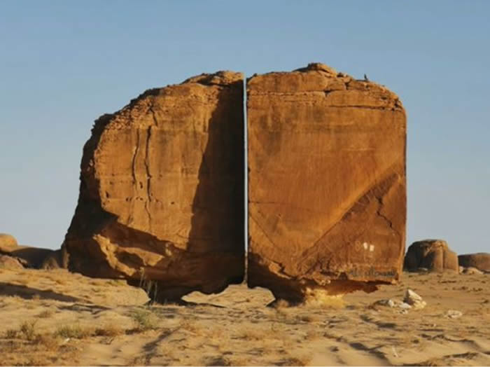 外星人干的？沙特阿拉伯神秘巨岩“阿纳斯拉”如激光切割 英国地质学家解开谜团
