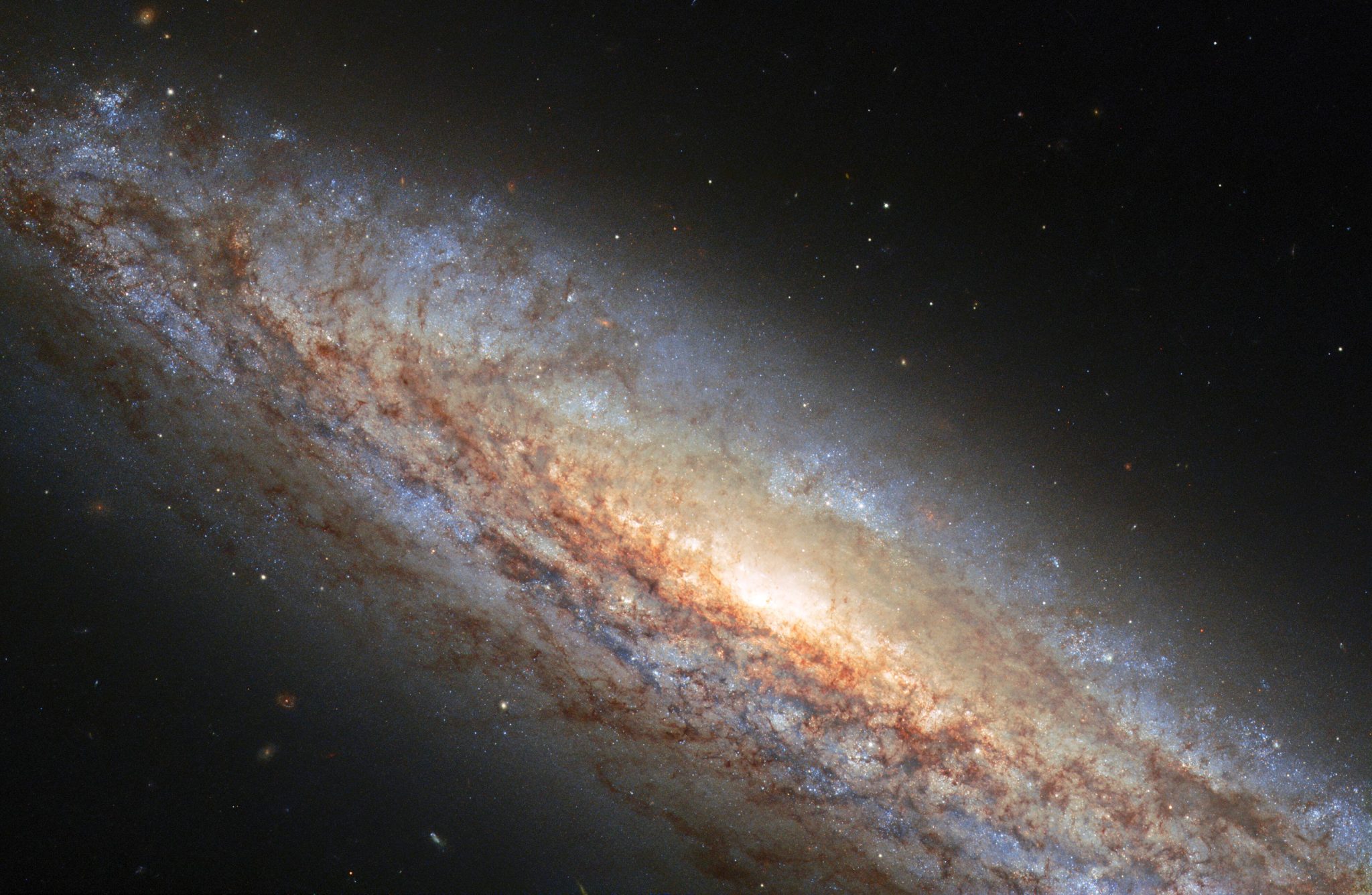 室女座螺旋星系NGC 4666能量惊人的超新星爆炸超级风