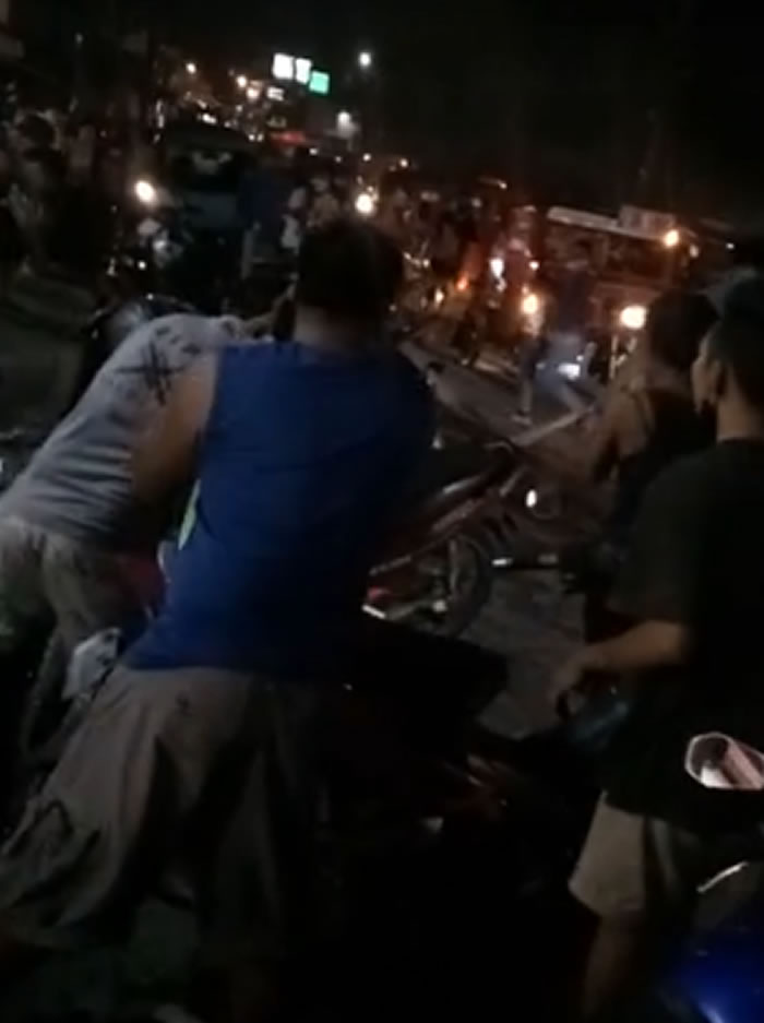 菲律宾薄荷岛塔比拉兰市闹市区一条巨蛇盘踞在电线上