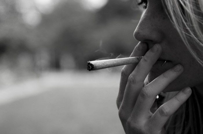 《美国医学会杂志》：新研究报告称电子烟不能帮助吸烟者成功地戒掉香烟 更容易复吸