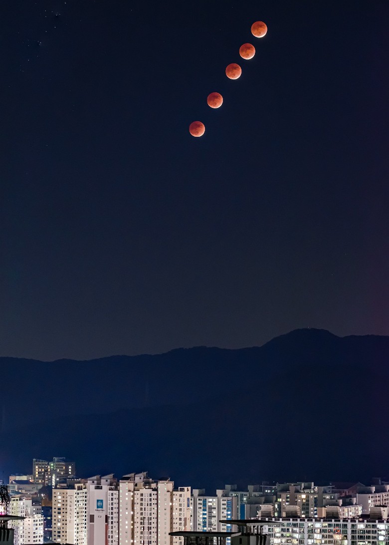 南韩网民把月食移动轨迹合成照片。