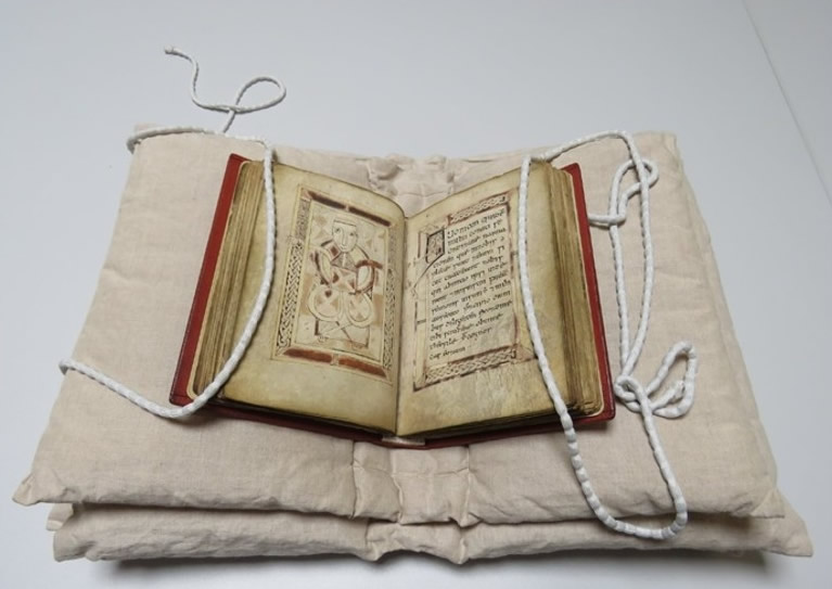 英国剑桥大学现存最古老苏格兰盖尔语手稿拉丁福音书《鹿之书》千年后回归出土地