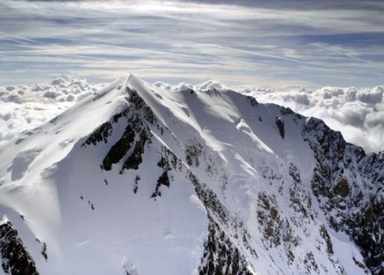 法国攀山者2013年在勃朗峰发现大批空难遗留的宝藏 与沙莫尼巿政府达成平分