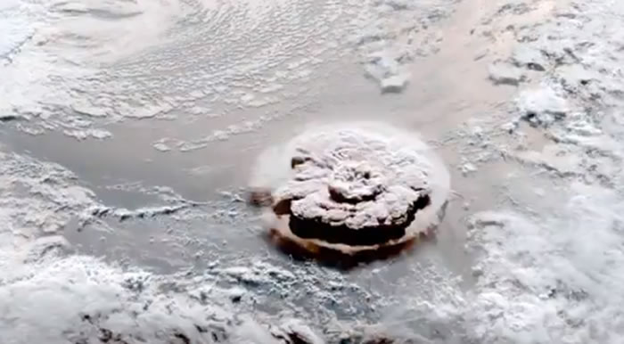 卫星实拍汤加海底火山大爆发 剧烈海啸冲击整个太平洋