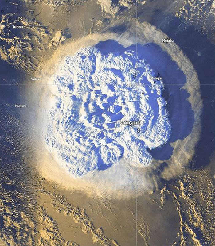 卫星实拍汤加海底火山大爆发 剧烈海啸冲击整个太平洋