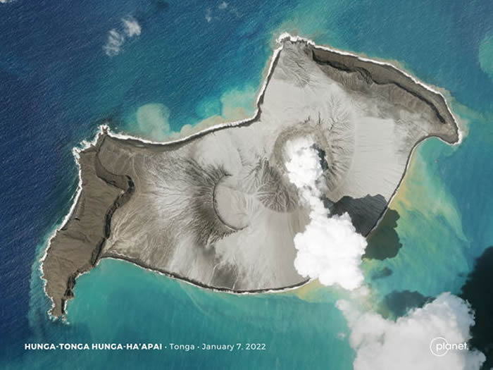 汤加火山岛「洪加汤加－洪加哈派」（Hunga Tonga-Hunga Ha’apai）喷发前。（图／路透）