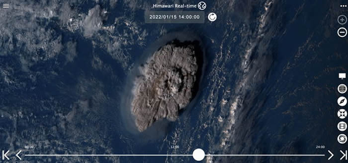 汤加海底火山岛喷发卫星图。（图／路透）