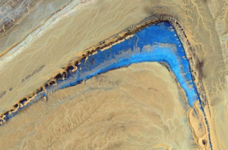 Google最新卫星图曝撒哈拉沙漠惊现神秘蓝色大倒勾