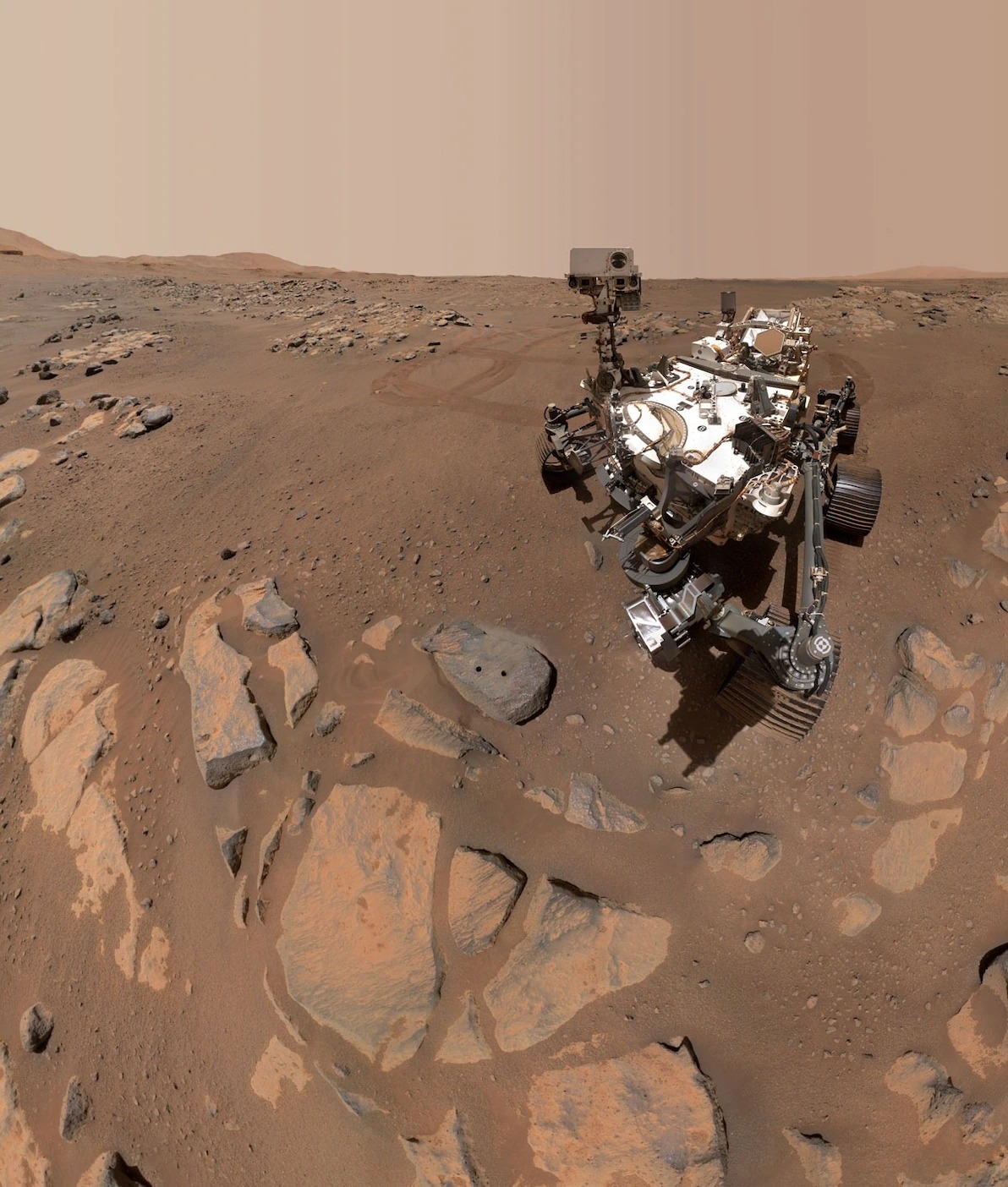 2021年9月10，美国航太总署毅力号火星探测车任务的第198个火星日，它在一块名为「罗切特」（Rochette）的岩石上拍摄了这张自拍照。照片上还可以看到毅力