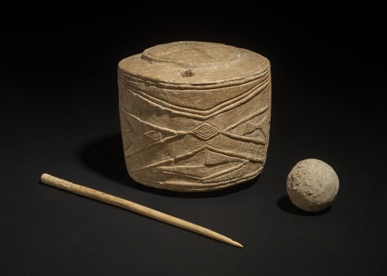 英国约克郡儿童墓穴中出土有5000年历史的石灰岩鼓 将在大英博物馆首次展出