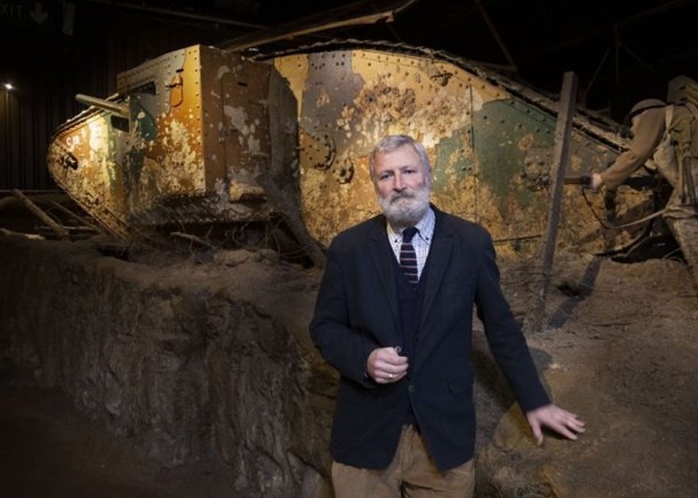 坦克博物馆馆长威利很高兴得到设计蓝图。