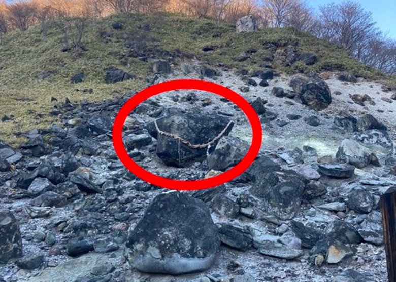 相传封印妖狐化身 日本栃木县杀生石碎裂惹热议