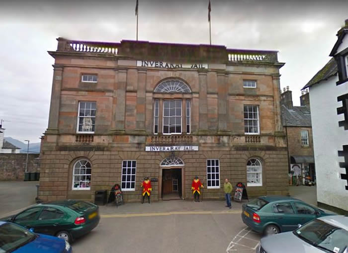 英格兰“幽灵猎人”夫妇勇闯有2百多年历史的因弗里雷监狱拍到清晰白色鬼脸