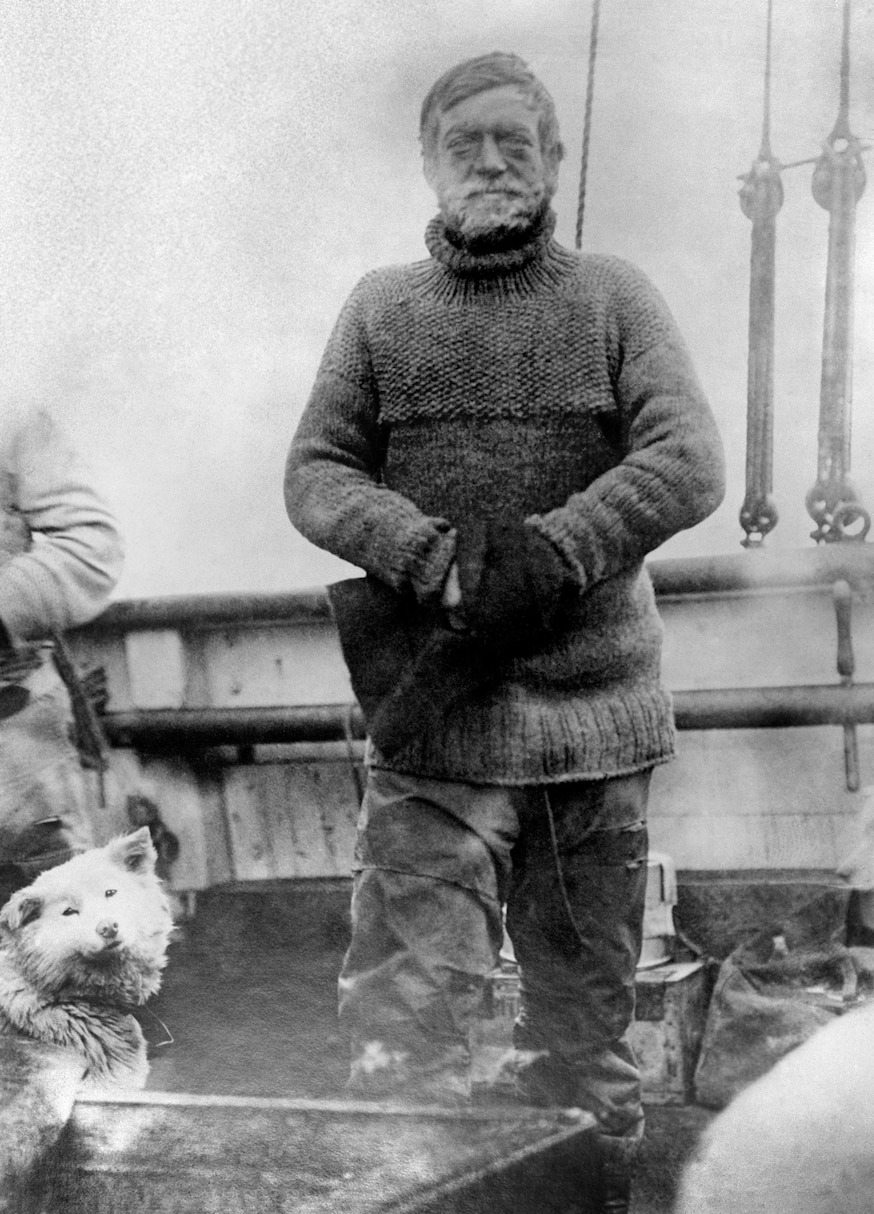 恩斯特．亨利．沙克尔顿把坚忍号的船员留在象岛上等待救援，自己则和另外五名船员航行了1287公里到南乔治亚岛上的捕鲸站寻求协助。当他抵达的时候，他憔悴又狼狈，没有
