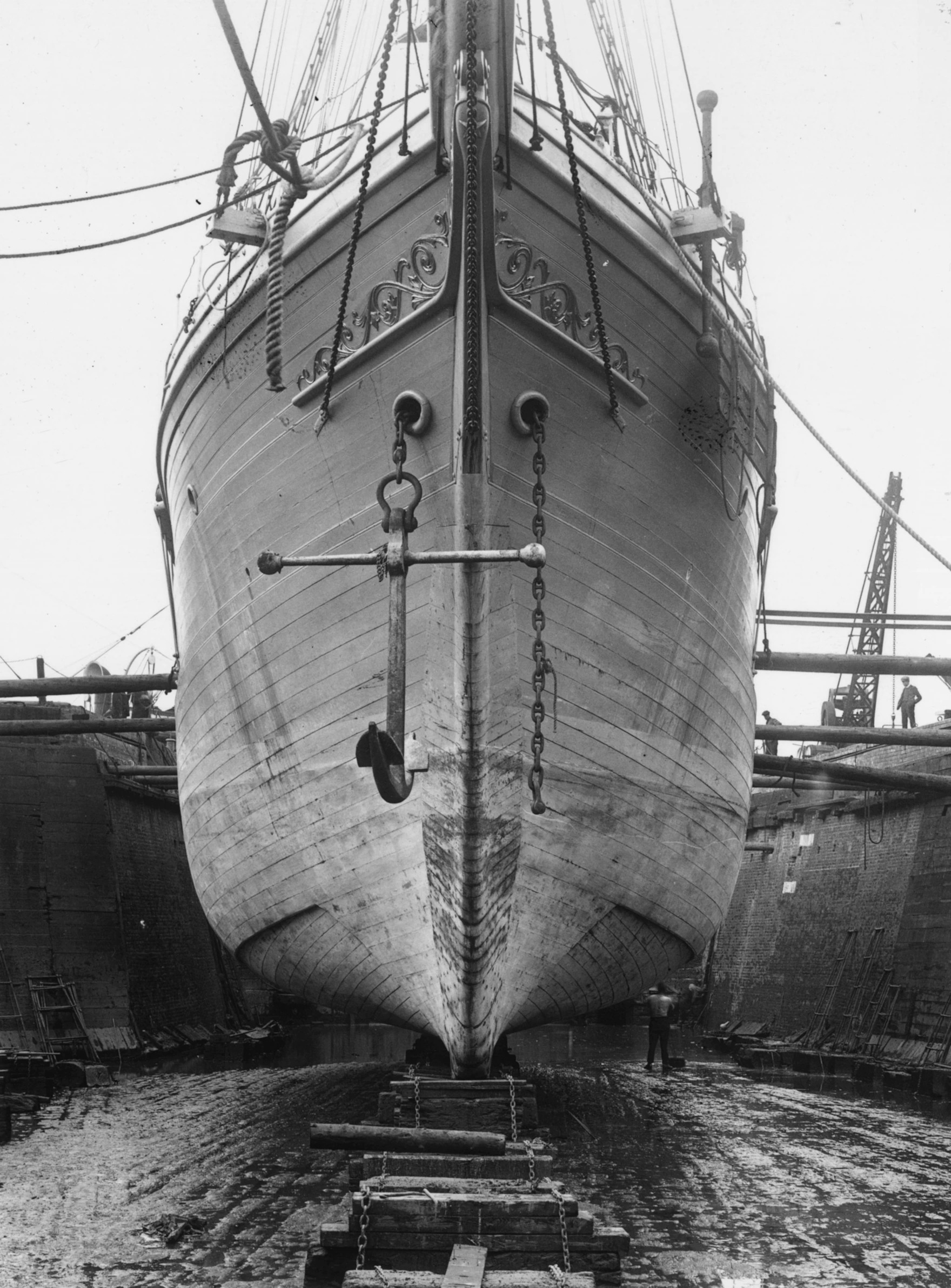 1914年7月，坚忍号等在伦敦的米尔沃尔码头，一颗星星标示着船尾。五年之前，沙克尔顿差一点就能成为第一个抵达南极点的人，但在距离南极点值156公里处不得不折返。