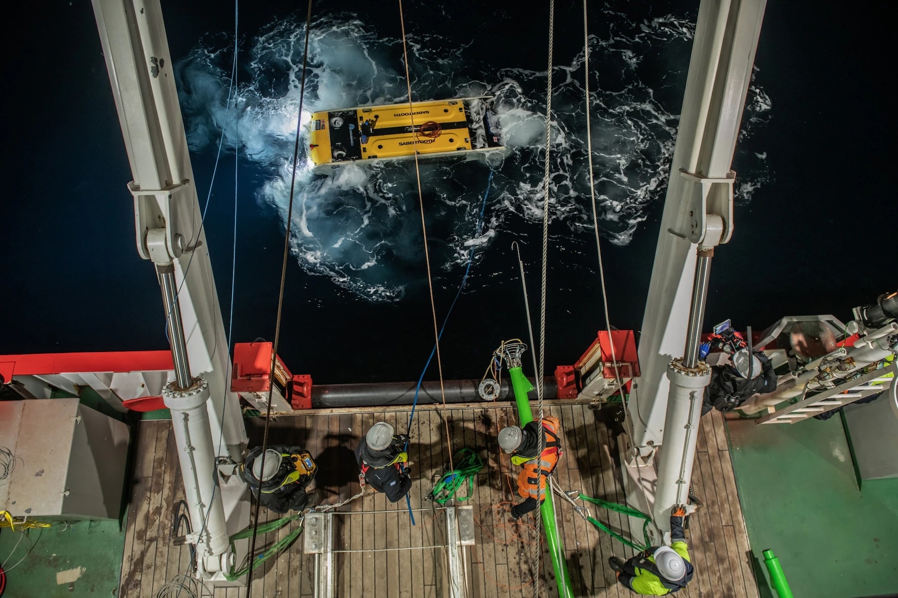 「阿古哈斯2号」的一组工作人员在水下无人载具潜入威德尔海之后收回载具。当团队收到这个水下无人机拍摄的影片时，可以清楚地看到「坚忍号」这个名字、还有船尾装饰的北极