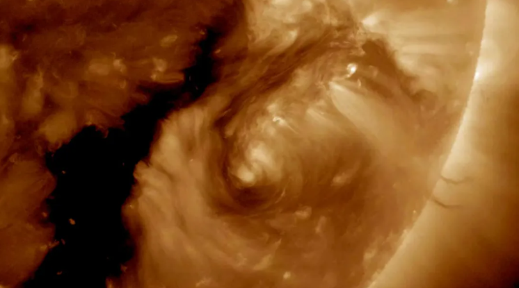 《豪杰联盟》新皮肤「魔女」本绘赏识:伤害好貌摄民气魄