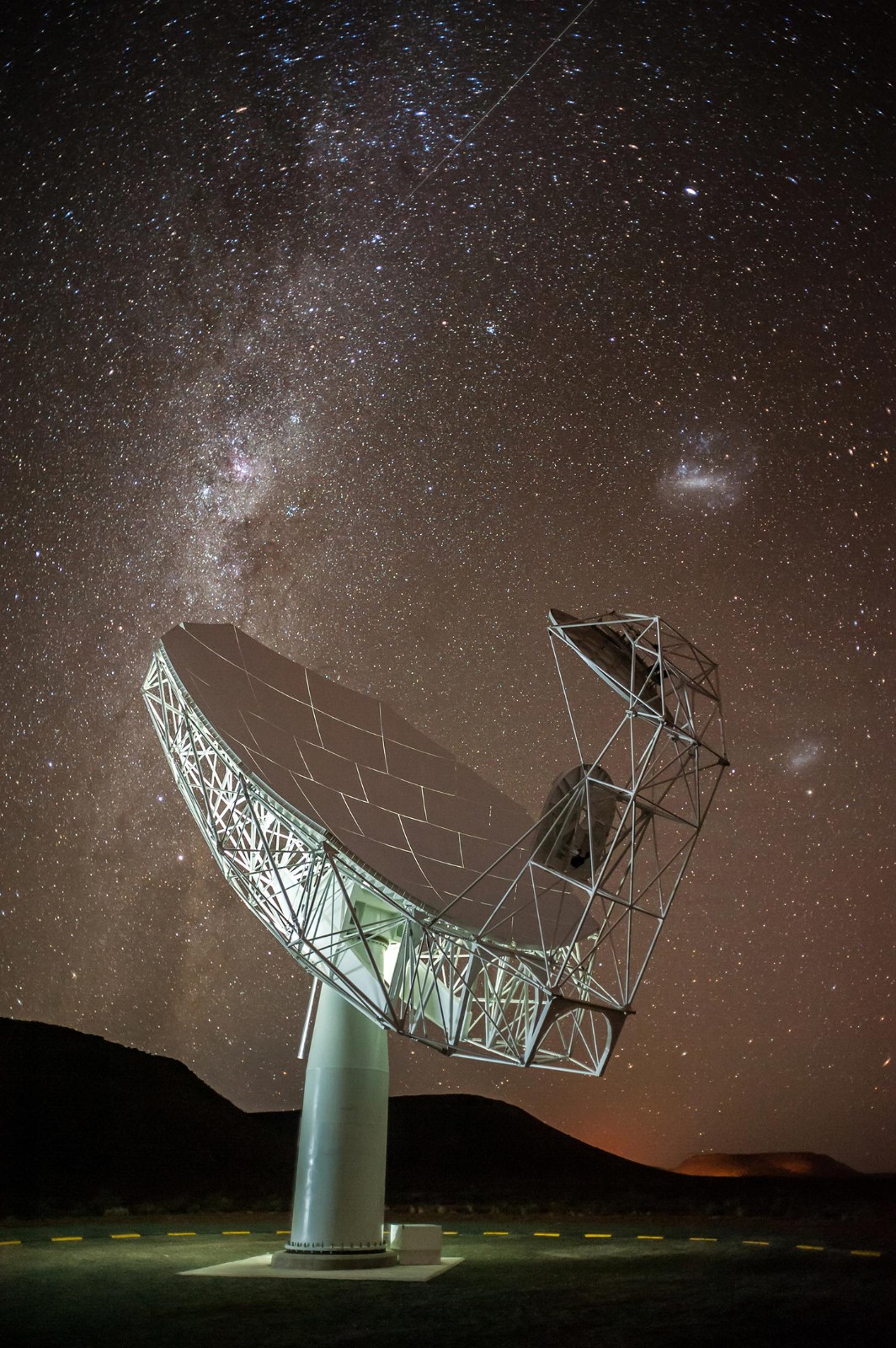 “巨型激光器”：南非MeerKAT望远镜观测到一个强大的无线电波激光器