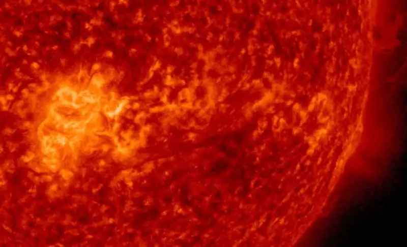 太阳日冕物质抛射(CME)在地球上引发壮观的极光表演