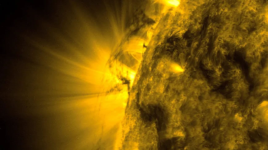 美国宇航局NASA太阳动力学天文台SDO捕捉到太阳爆发 产生明亮的日冕物质抛射
