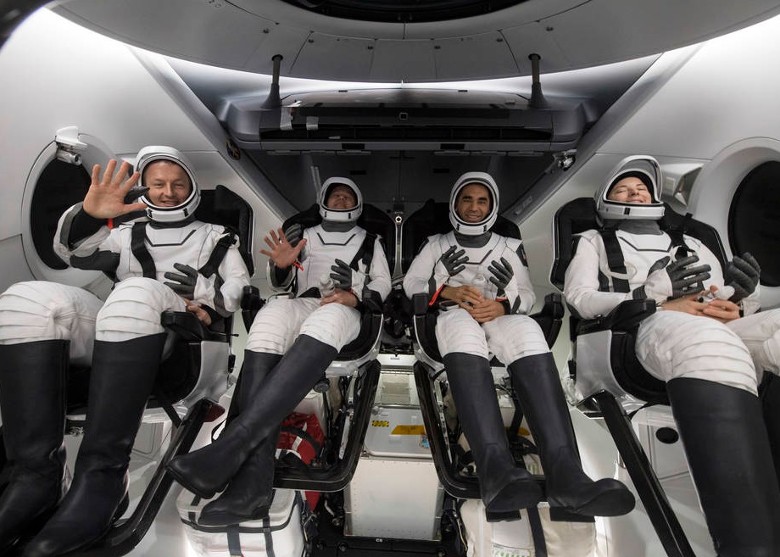 美国太空总署“Crew-3”太空任务团队在国际太空站逗留半年后返回地球