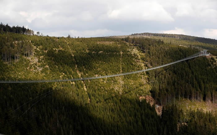 捷克启用世界最长人行吊桥“天空之桥721”