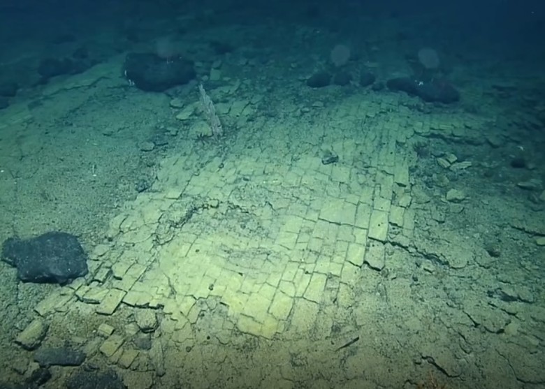 美国夏威夷深海发现通往失落之城亚特兰蒂斯的黄砖路？研究：由古代活跃火山喷发形成