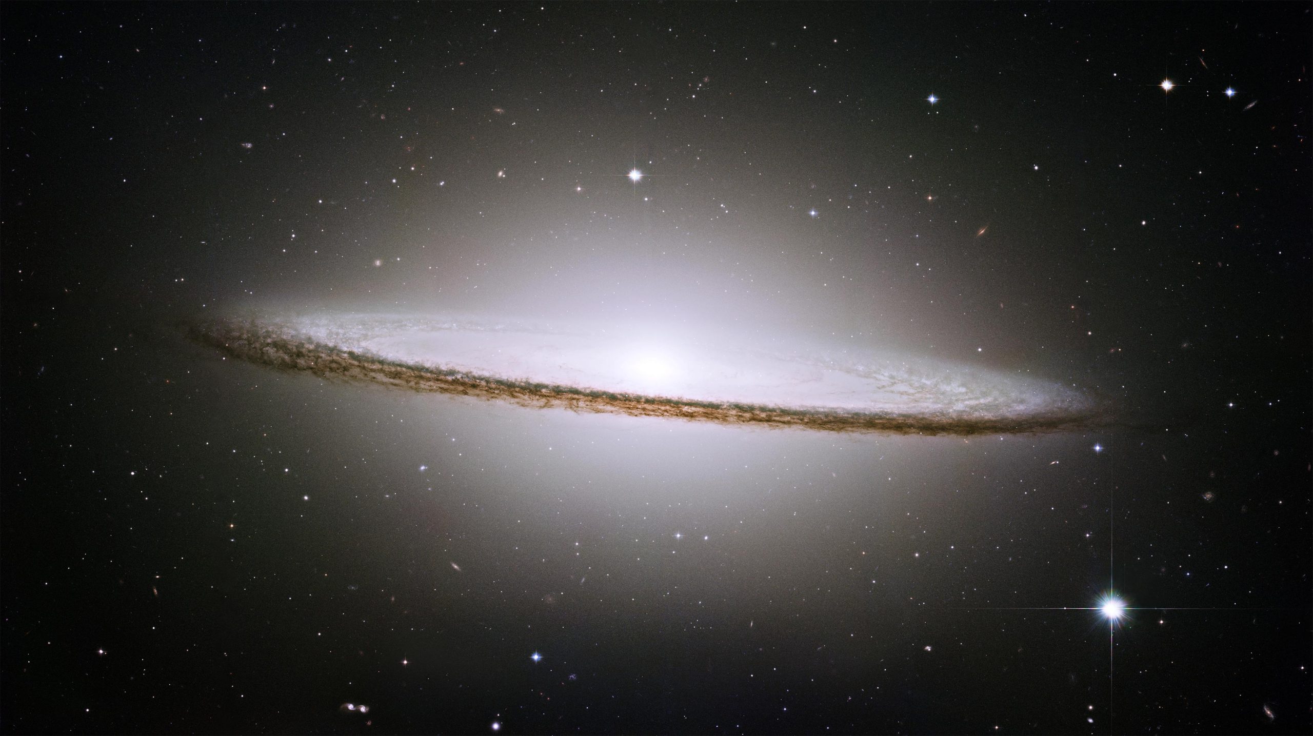 哈勃太空望远镜发现小墨西哥草帽星系NGC 7814