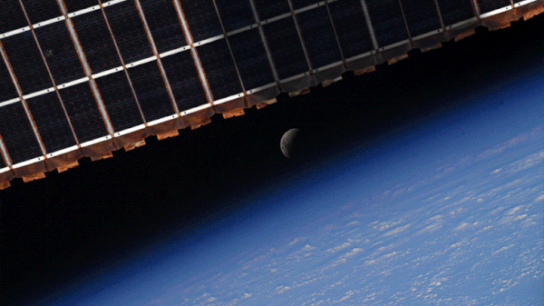 宇航员从国际空间站拍摄的“超级花血月”月全食