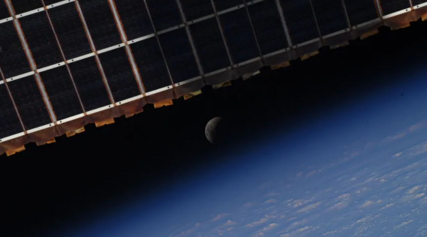 宇航员从国际空间站拍摄的“超级花血月”月全食