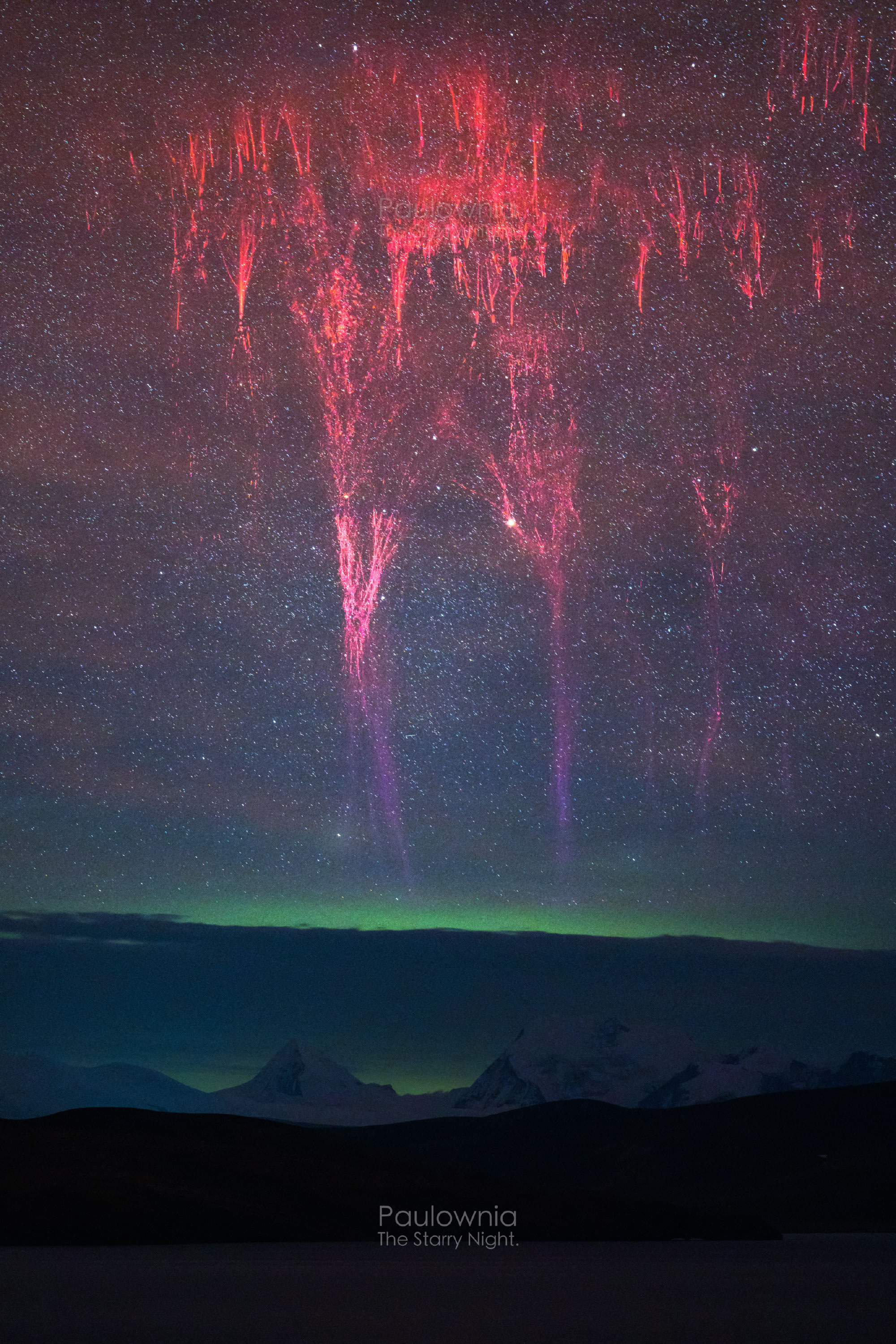 5月20日凌晨中国摄影师在西藏喜马拉雅山脉记录到红色精灵闪电