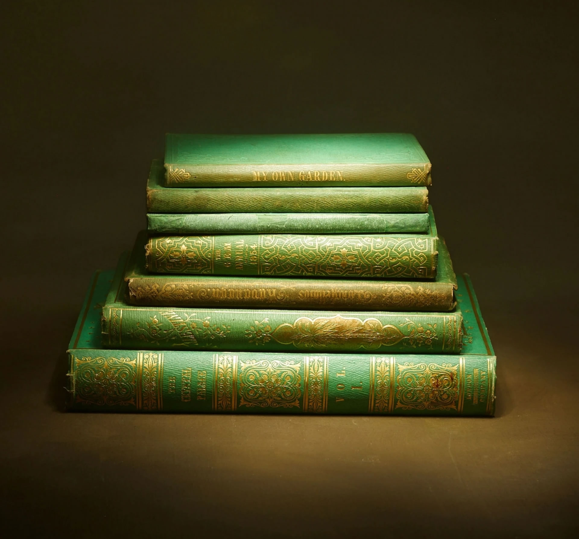 图书馆里的毒物：有毒翡翠绿颜料染成的布料装帧的绿皮书
