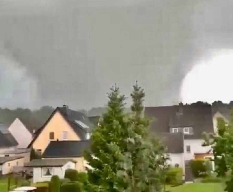 德国西部北莱茵-威斯特法伦州的帕德博恩市遭龙卷风吹袭 40人受伤
