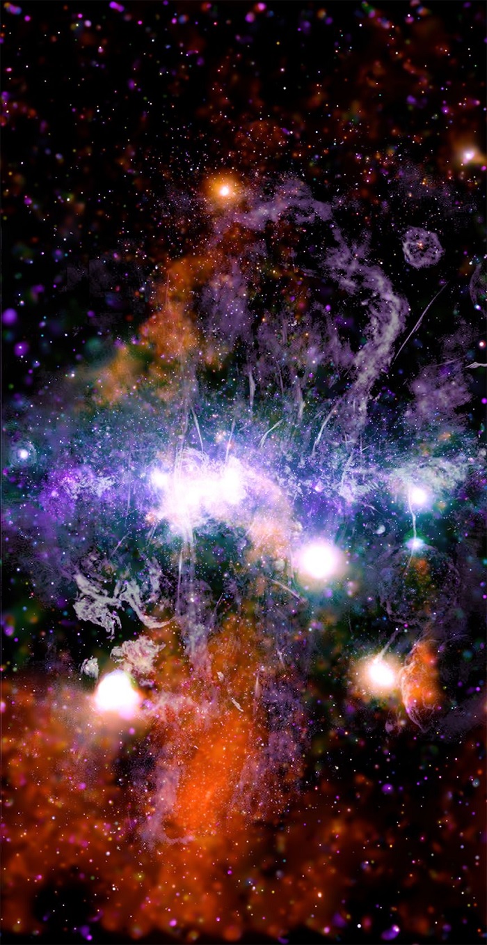 钱德拉 X 射线天文台观测的银河系中心（图自：NASA）