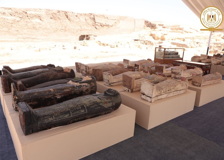 埃及吉萨省塞加拉地区发现250具彩绘木棺 距今有2500多年历史