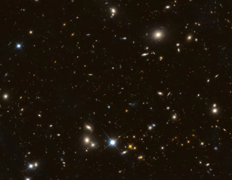 美国宇航局哈勃太空望远镜有史以来拍摄的最大的近红外图像 以发现宇宙中最罕见的星系