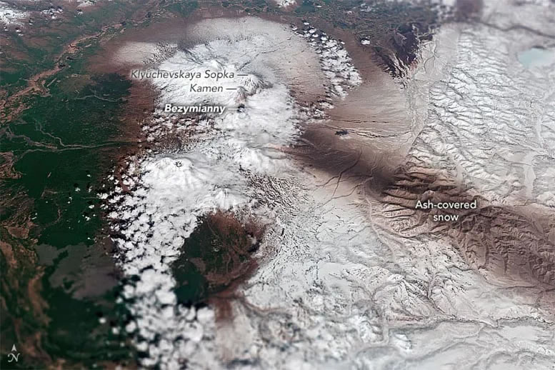 堪察加半岛的“冰与火”：俄罗斯远东的Bezymianny层状火山喷出巨大烟柱