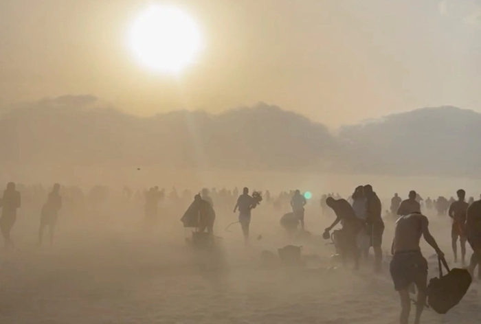 法国诺曼第海岸出现迷你龙卷风 一名冲浪客被卷起重摔不幸身亡